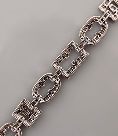 null Bracelet formé de douze sections rectangulaires ou ovales d'or gris, 750 MM,...