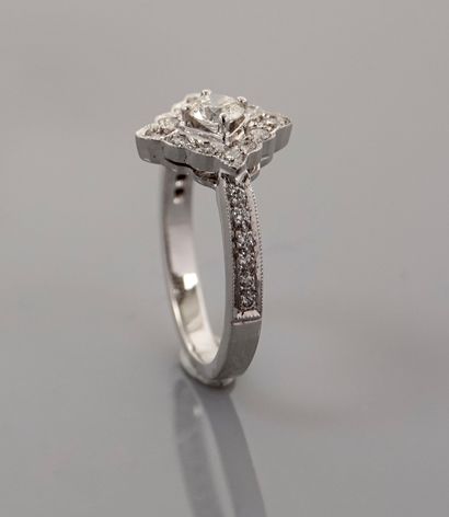 null Bague carrée en or gris, 750 MM, centrée d'un diamant entouré et épaulé de diamants...