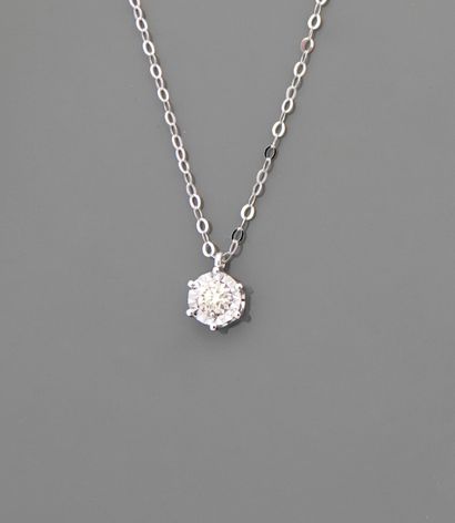 null Collier en or gris, 750 MM, centré d'un diamant pesant 0,10 carat, fermoir anneau...