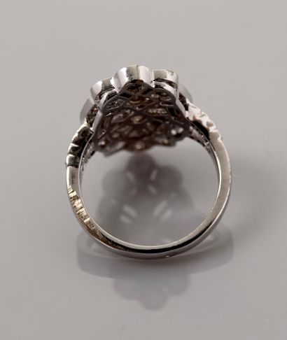 null Bague ovale en or gris, 750 MM, dessinant une dentelle recouverte de diamants...