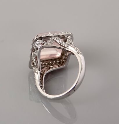 null Ring in white gold, 750 MM, set with a sugar loaf cut pink quartz weighing 8...