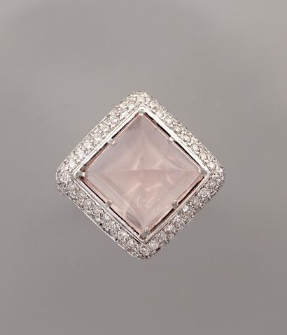 null Ring in white gold, 750 MM, set with a sugar loaf cut pink quartz weighing 8...