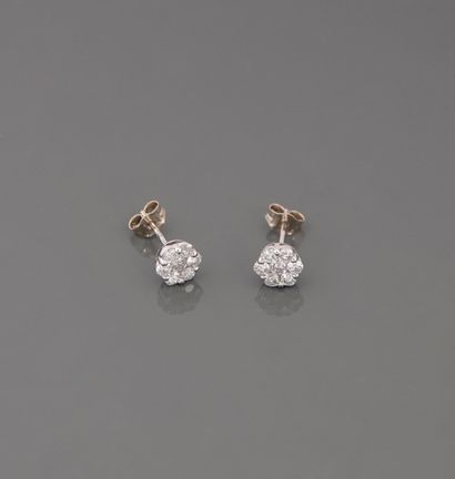 null Boucles d'oreilles en fleur d'or gris, 750 MM, chacune recouverte de diamants,...