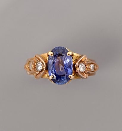 null Yellow gold ring, 750 MM, set with an oval sapphire weighing about 1.20 carat...