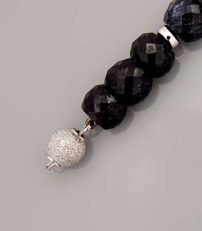 null Collier de perles de saphirs facettés, fermoir boule d'or gris, 750 MM, recouvert...