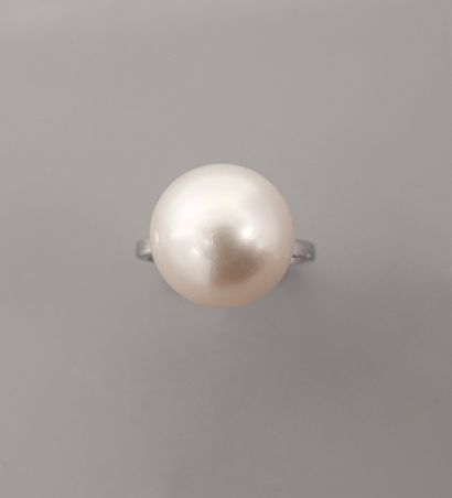 null Ring in white gold, 750 MM, set with a cultured pearl, diameter 15 mm in a flower...