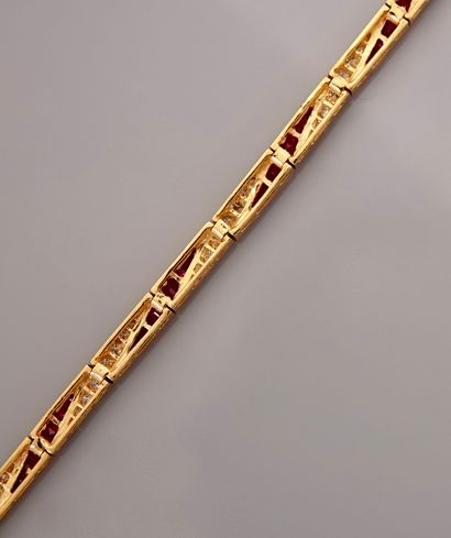 null Bracelet articulé simulant un ruban d'or jaune, 750 MM, recouvert de rubis calibrés...