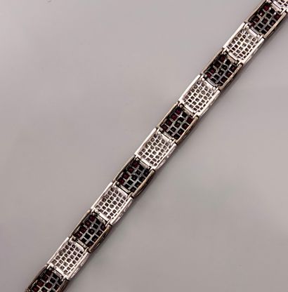 null Bracelet d'or gris, 750 MM, formé de neuf sections bombées recouvertes de rubis...