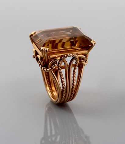 null Yellow gold ring, 750 MM, set with an emerald-cut citrine, circa 1955, size:...
