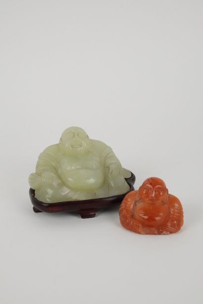 null Lot : Bouddha en agate et Bouddha, en serpentine sur socle en bois, origine...