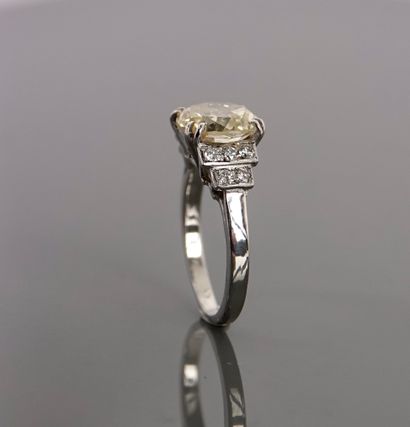 null Bague solitaire en or gris, 750 MM, ornée d'un diamant jaune dit - Jonquille...