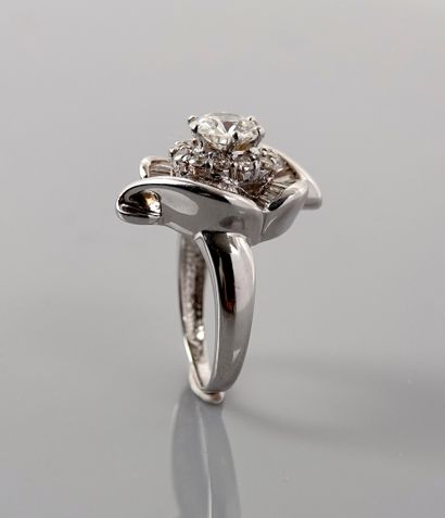null Bague en or gris, 750 MM, centrée d'un diamant taille brillant pesant 1,07 carat...