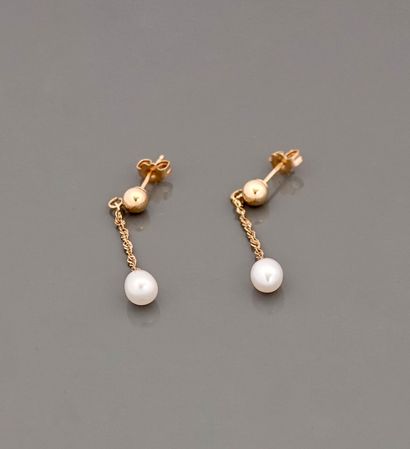 null Fine earrings in yellow gold, 750 MM, each formed by a gold pearl bearing a...