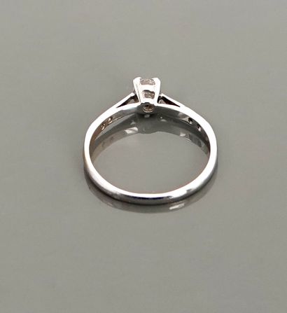null Solitaire ring in white gold, set with a diamond weighing approximately 0.20...