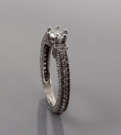 null Bague solitaire en or gris, 750 MM, ornée d'un diamant pesant 0,42 carat épaulé...