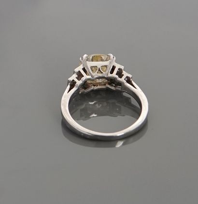 null Bague solitaire en or gris, 750 MM, ornée d'un diamant jaune dit - Jonquille...