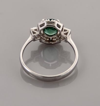 null White gold ring, 750 MM, set with an oval green tourmaline weighing 1.21 carats,...
