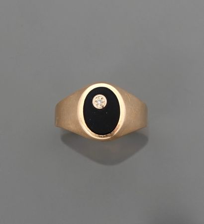 null Bague chevalière en or jaune, 750 MM, ornée d'un onyx ovale ponctué d'un diamant,...