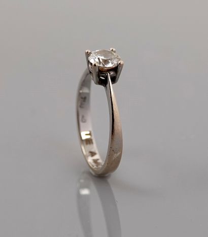 null Bague solitaire en or gris, 750 MM, ornée d'un diamant taille brillant pesant...