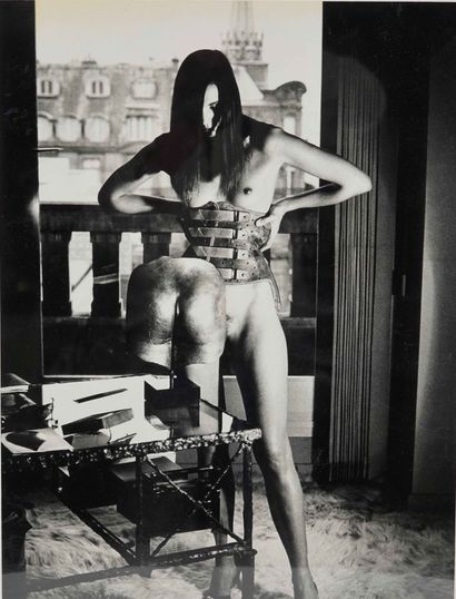 null Helmut Newton (1920-2004)
"Model with bustier", 1984
Silver print
50 x 40 cm...