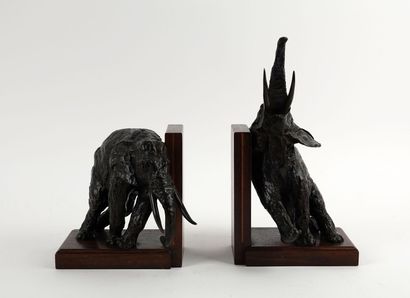 null Jean Léon Ary BITTER (1883-1973)
Paire de serre-livres "Eléphants"
Bronzes à...