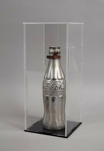 null Andy Warhol
You're in
Bouteille de coca cola en verre peinte au spray argenté,...