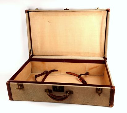 null HERMES Paris, Travel case with two keys
47 x 74 x 20,5 cm
Stains, wear