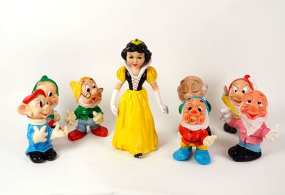 null Walt Disney,
8 dolls representing Snow White and the 7 dwarfs
H. 40 cm