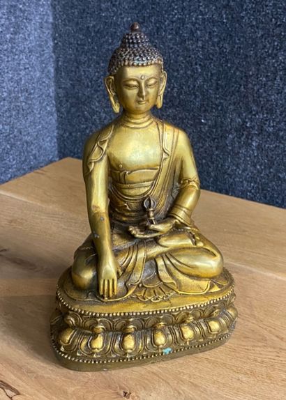 null Asie du Sud-Est
Bouddha en bronze doré assis en position de prise de la terre...