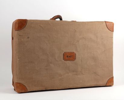 null HERMES Paris, Leather travel suitcase with its cover
42 x 64 x 19 cm
Stains,...