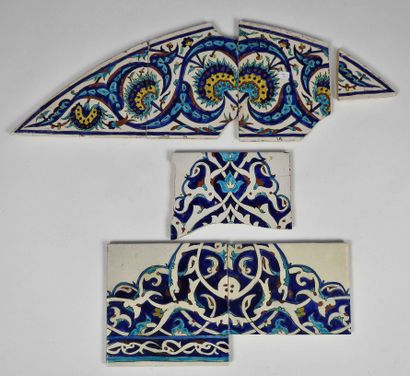 null Turquie, Ottomane
Carreaux en céramique polychrome de Kutahya
Circa 18ème siècle
54...