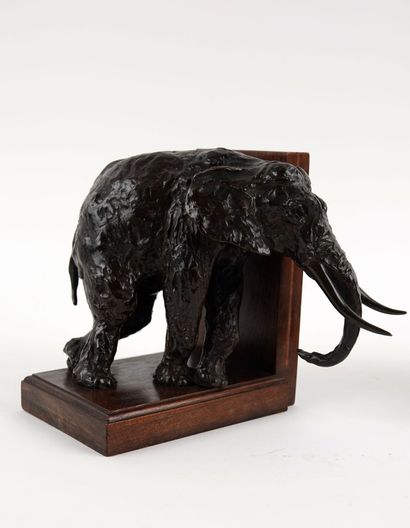 null Jean Léon Ary BITTER (1883-1973)
Paire de serre-livres "Eléphants"
Bronzes à...
