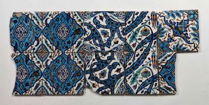 null Carreaux Kutahya
Ottoman, XIXe siècle
Décorés d’arabesques et de motifs
Différentes...