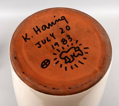null Keith Haring, d'après
Vase en terre cuite vernissée portant un dessin au marqueur,...