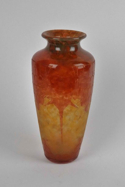 null French glass (XXth century)
Vase with decoration of tortoiseshells of red color...