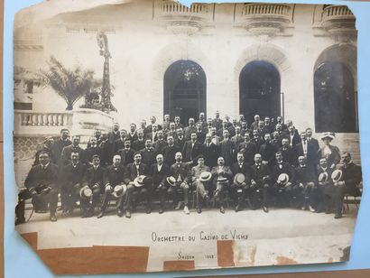 null VICHY - Orchestre du Casino de Vichy, saison 1908. Grande photographie originale,...