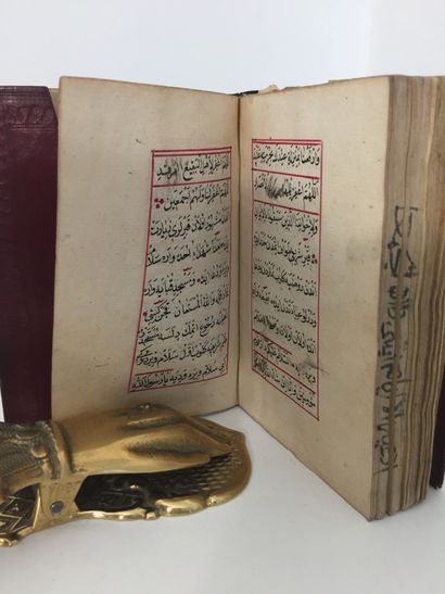 null CORAN Manuscrit ancien: In-12 basane rouge d'époque à rabat, plats orné d'un...