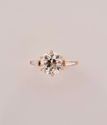 null Yellow gold solitaire ring, 750 MM, set with a round half-cut diamond weighing...