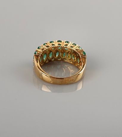 null Bague Anneau en or jaune, 750 MM, ornée d'émeraudes ovales intercalées de diamants,...