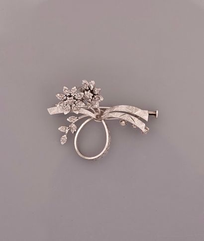 null Brooch drawing two linked flowers in white gold, 750 MM, engraved, covered with...