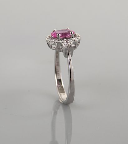 null Oval ring in white gold, 750 MM, set with an oval pink sapphire weighing 0.85...