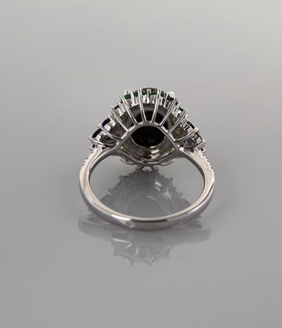 null White gold ring, 750 MM, set with a green opal weighing 2 carats in a round...