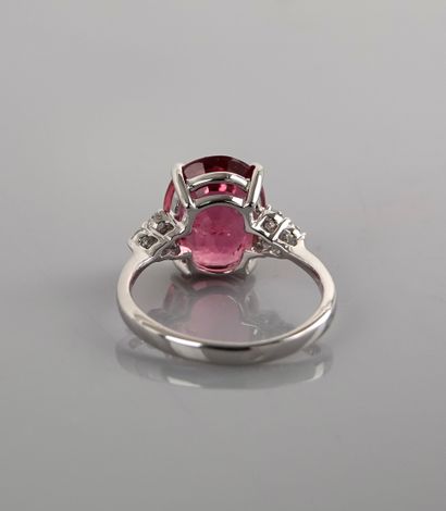 null White gold ring, 750 MM, set with an oval pink tourmaline weighing 4.79 carats...
