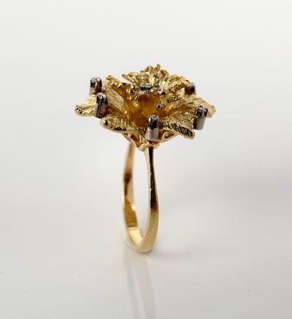 null Ring drawing a flower in yellow gold, 750 MM, engraved, pistil decorated with...