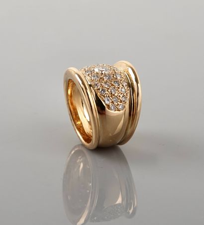 null Yellow gold ring, 750 MM, set with diamonds in pavement totaling 1 carat, width...