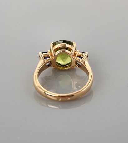 null Yellow gold ring, 750 MM, set with an oval peridot weighing 4.72 carats with...