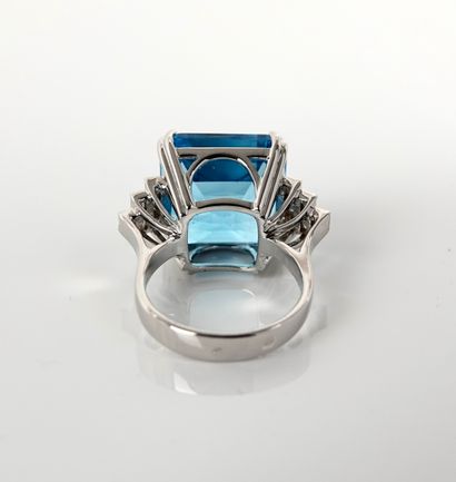 null White gold ring, 750 MM, set with a radian-cut blue topaz weighing about 21...