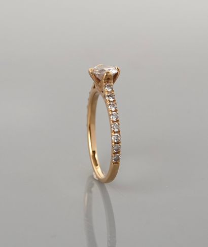 null Yellow gold solitaire ring, 750 MM, set with a brilliant-cut diamond weighing...
