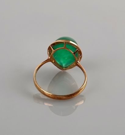 null Yellow gold ring, 750 MM, set with a pear-cut jade weighing about 1.20 carat,...