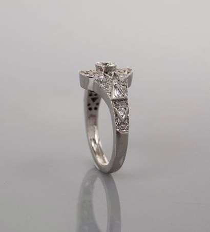 null Flat ring with oval motif in white gold, 750 MM, covered with round and baguette...